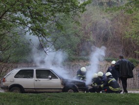 外卖员闯红灯被交警追至下跪求情，规则与人情的碰撞