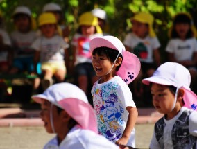 二十年前的幼儿园同框时光，新婚夫妻的奇妙缘分之旅