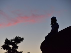 女子遭遇意外，顶棚被积雪压塌的警示瞬间