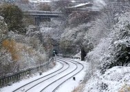 在英国早高峰时段，冰雪将造成交通混乱